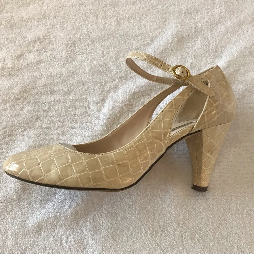 🌼Sam & Libby Shoes 3 1/2 inch heels size 7.5 M beige tan neutral color.